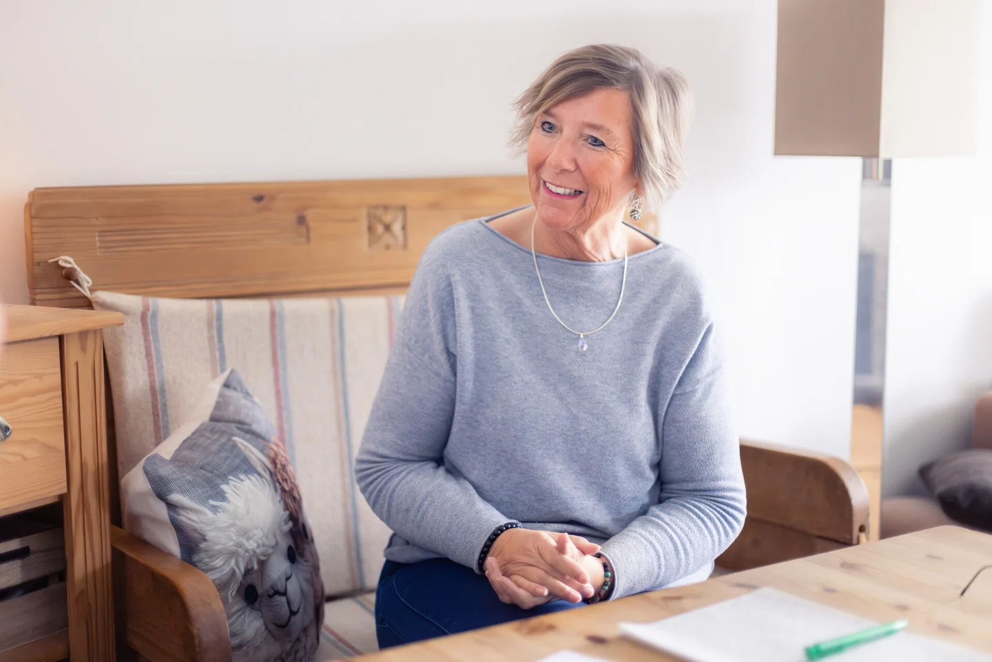 Sandra Kuntze auf ihrer Holzbank