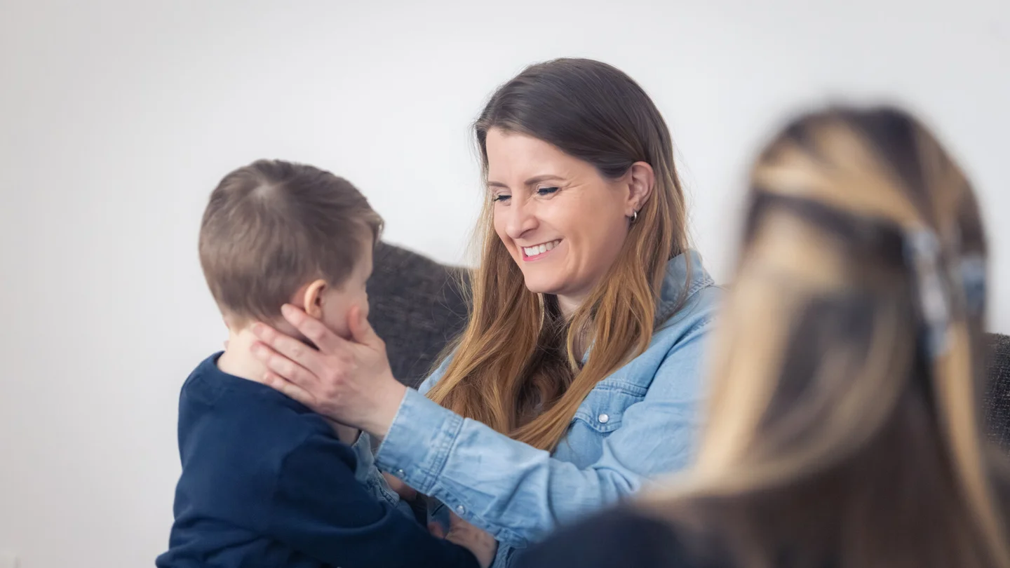 Jennifer Vassie mit ihrem Kind