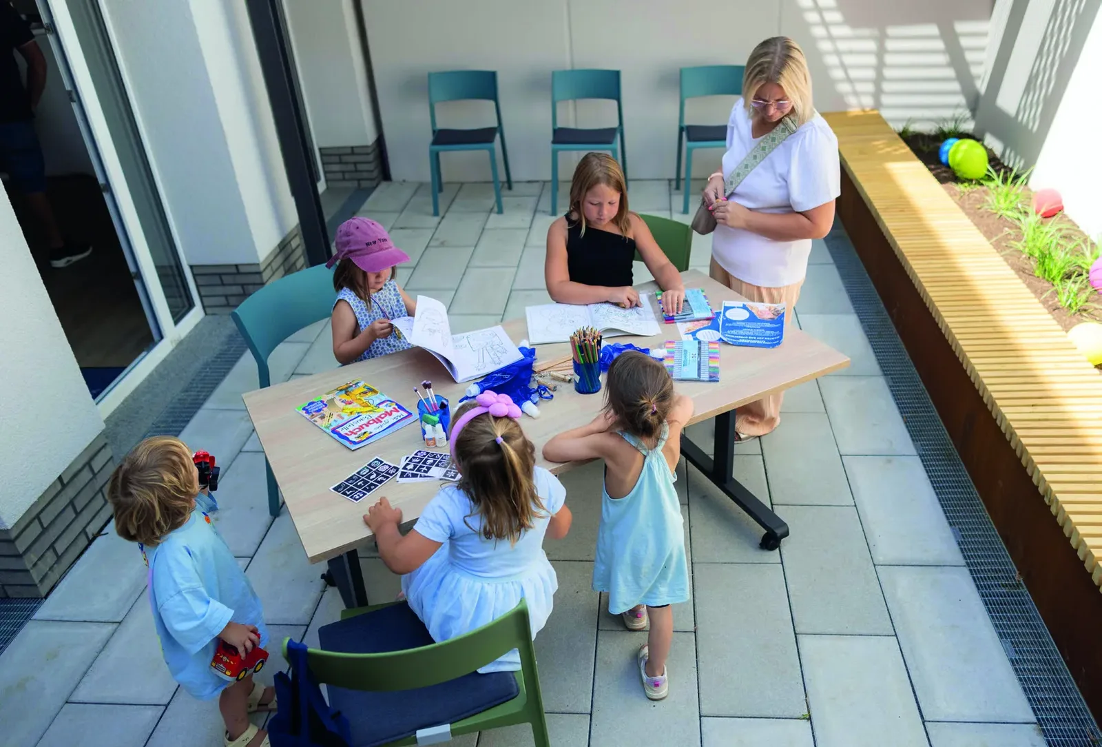 Kinder des Quartiers Lichtenbroich beim Basteln