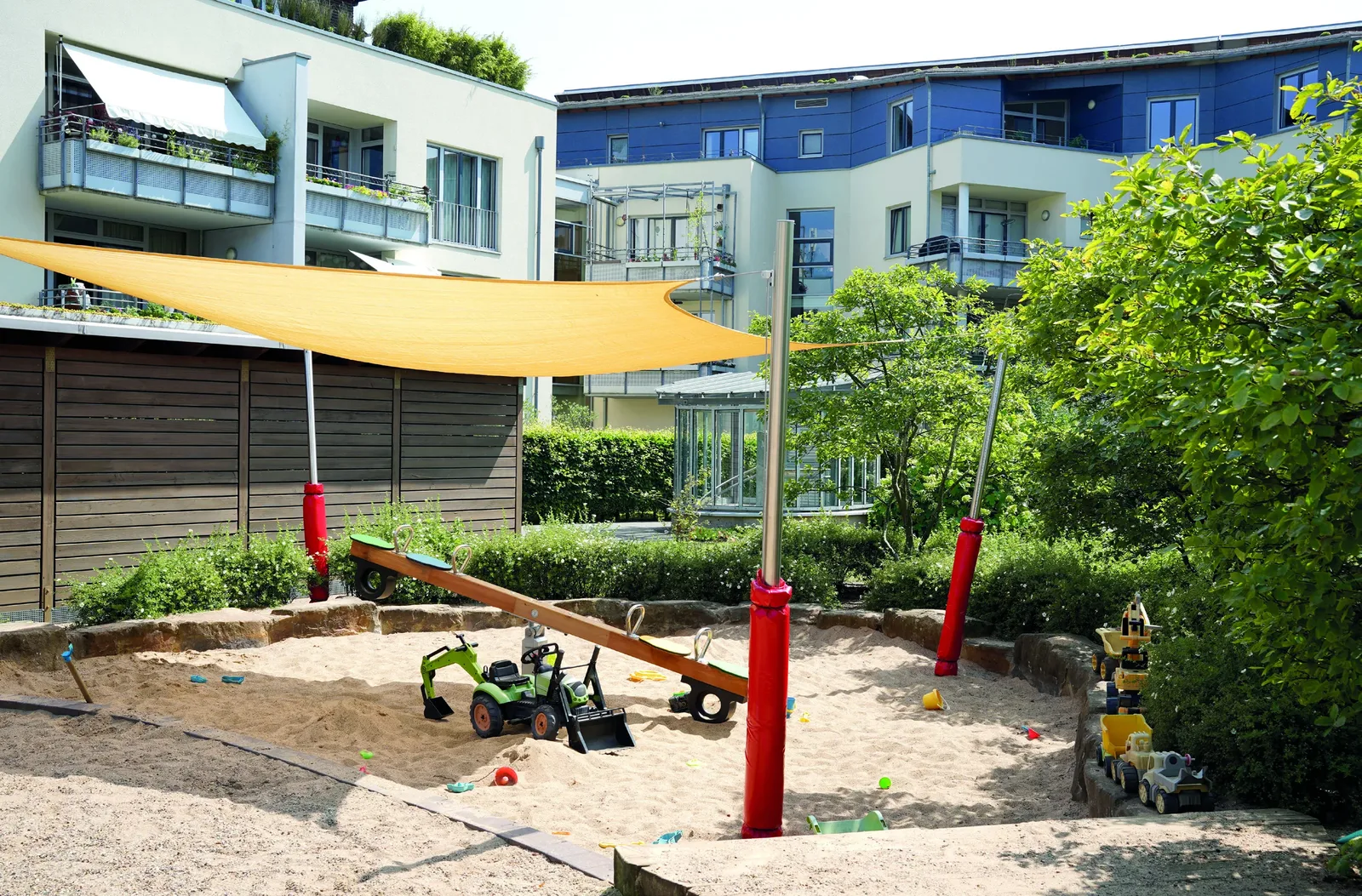 Neugestalteter Innenhof mit Spielplatz und Sonnensegel