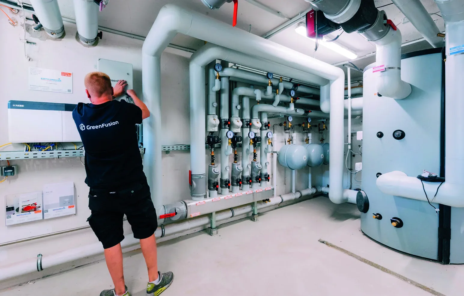 Techniker arbeitet in einer modernisierten Heizzentrale